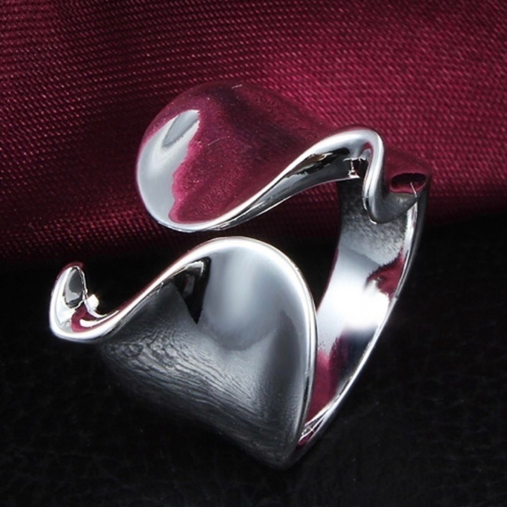 Bright polished silver ring, unique, Adjustable size 6-8 - Picture 2 of 9